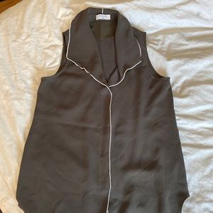 Babaton sleeveless flowy blouse